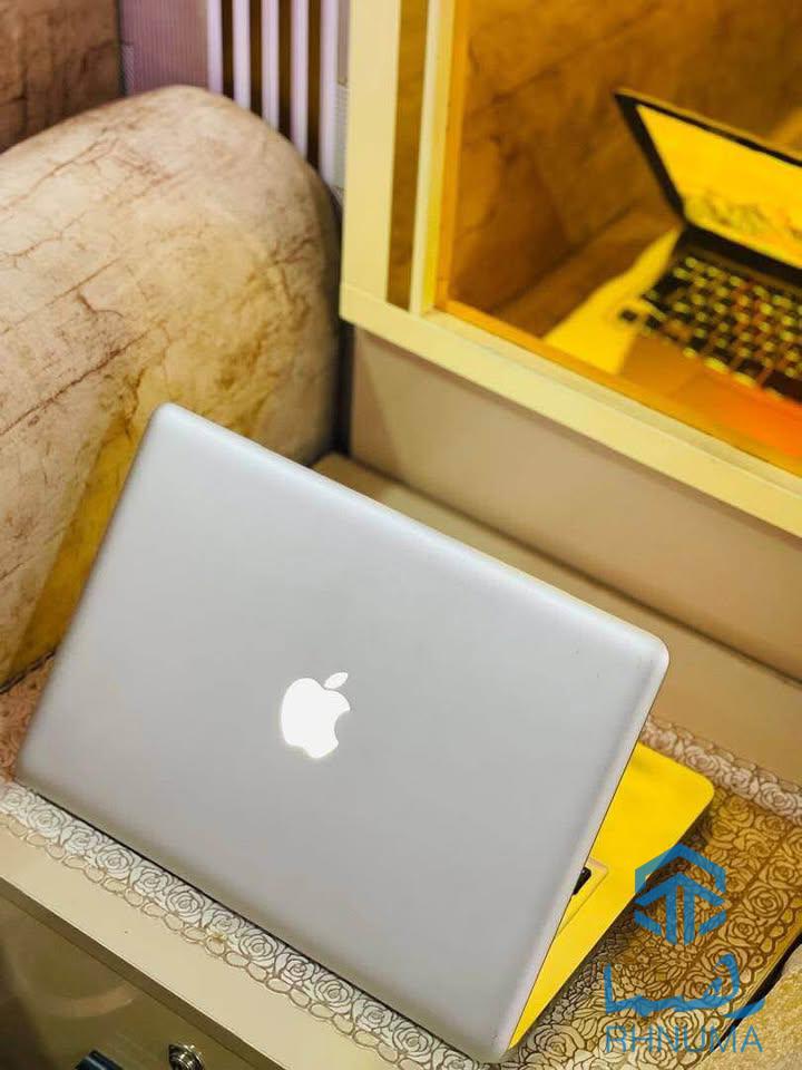 یک پایه لپتاپ اپل (MacBook Pro) آمریکایی به