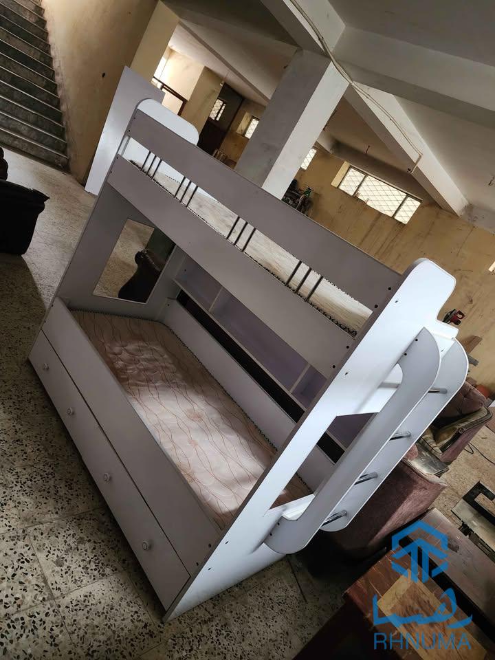 یک پایه تخت دو منزله اطفال برای فروش