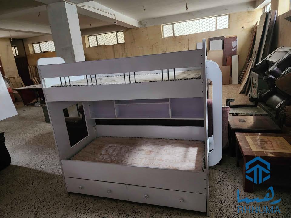 یک پایه تخت دو منزله اطفال برای فروش