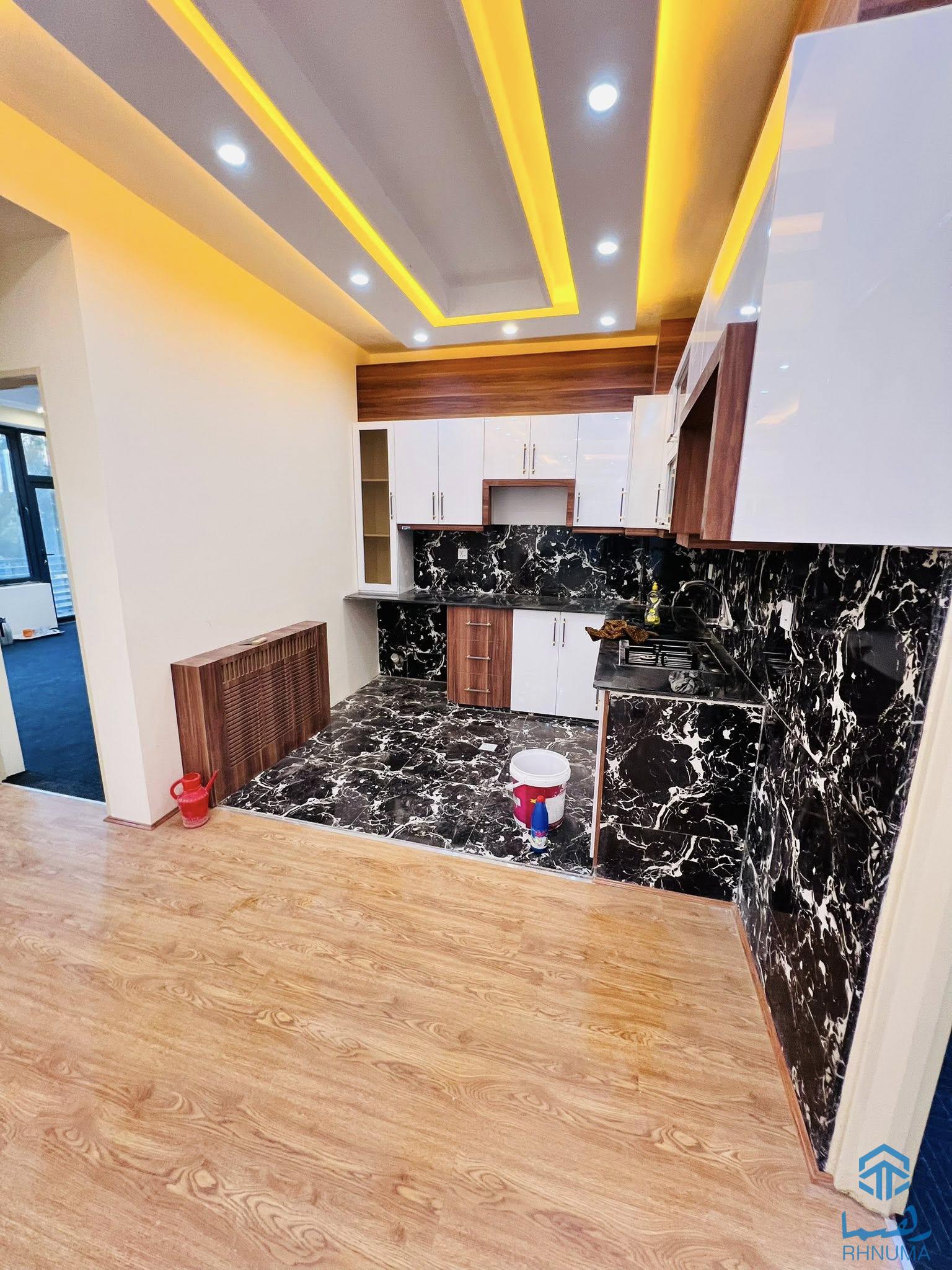 یک باب چهار اطاقه فروشی