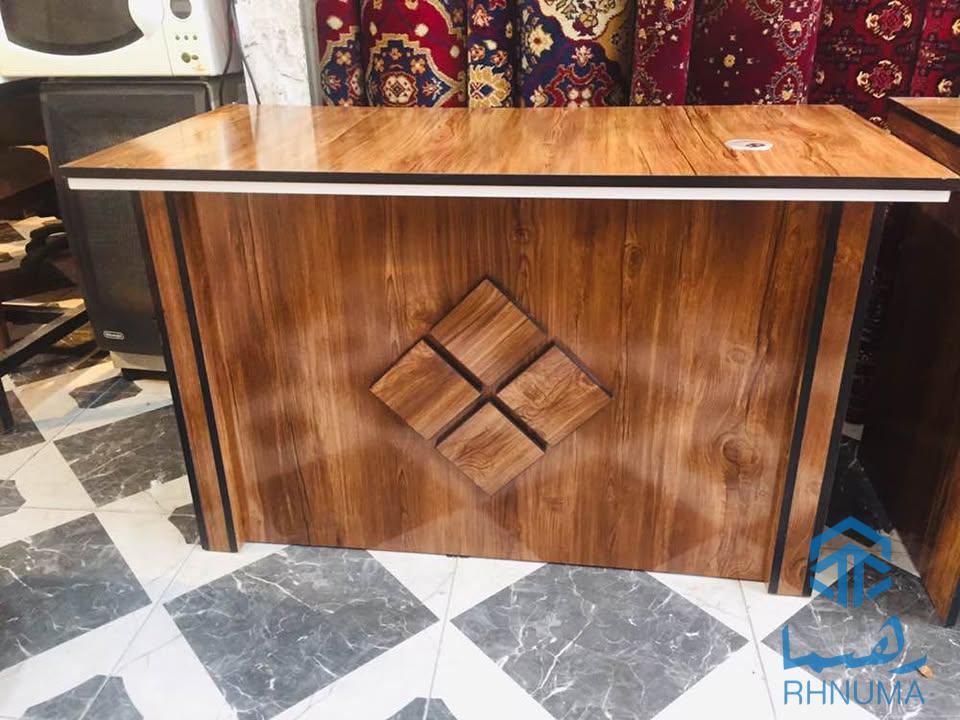 یک میز دفتر ی