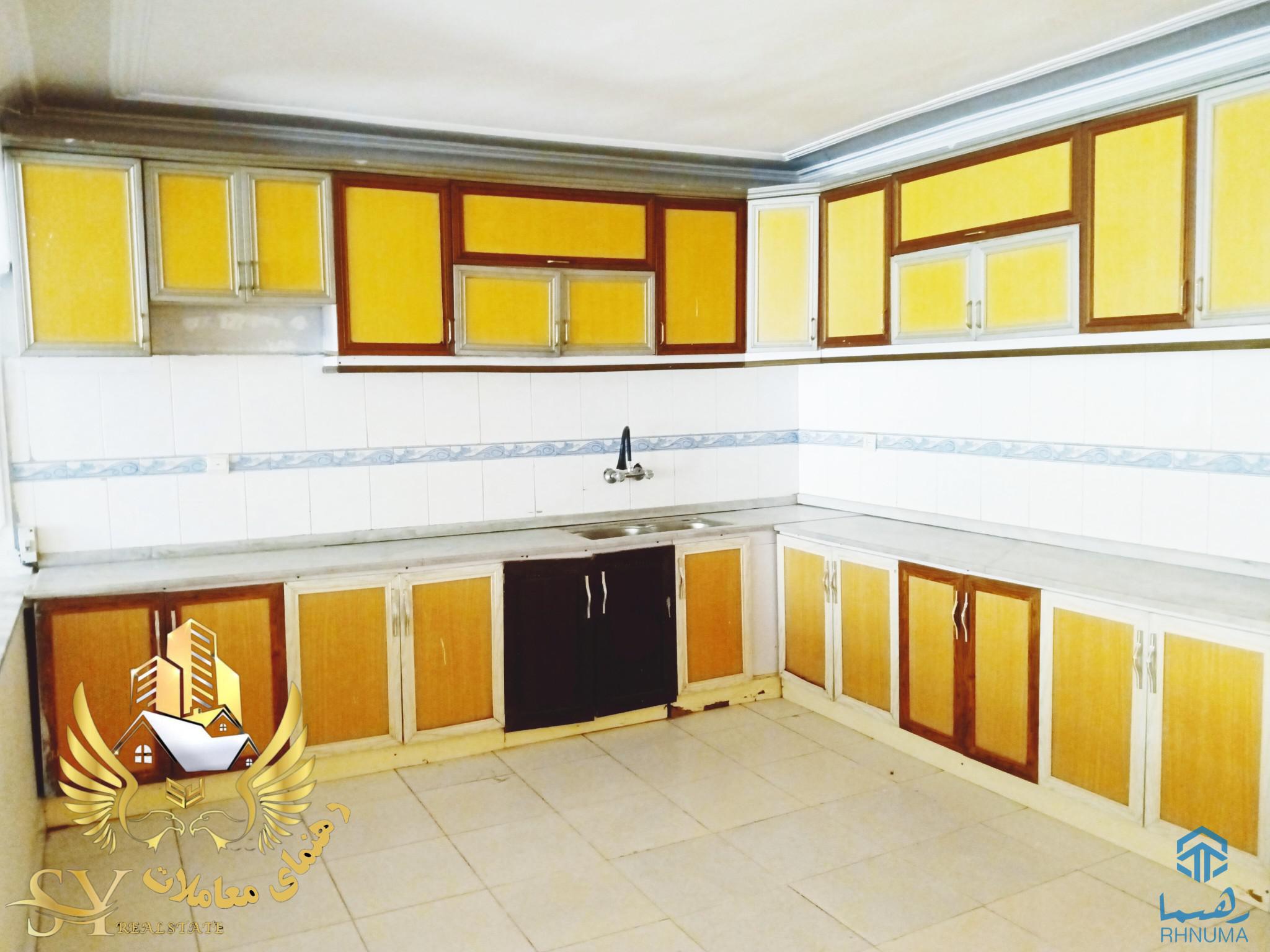 یک در بند حولی فروشی