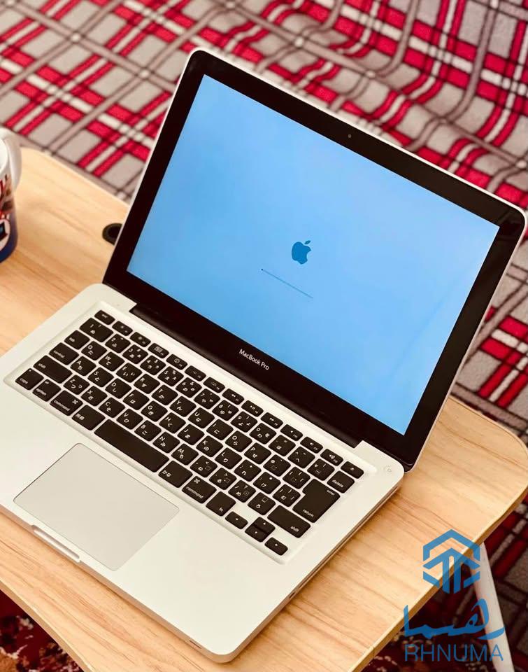 یک پایه لپتاپ اپل (MacBook Pro) آمریکایی به