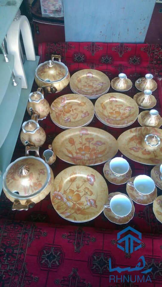 یک سیت ظرف چای و نان خوری بدون شکستگی