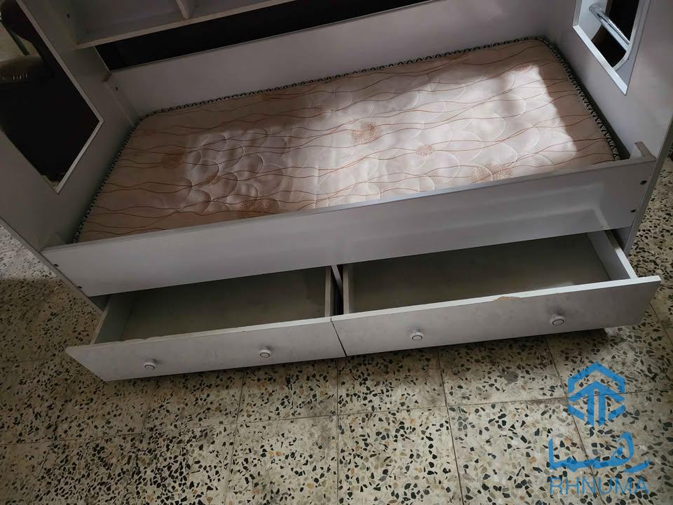 یک پایه تخت دو منزله اطفال برای فروش