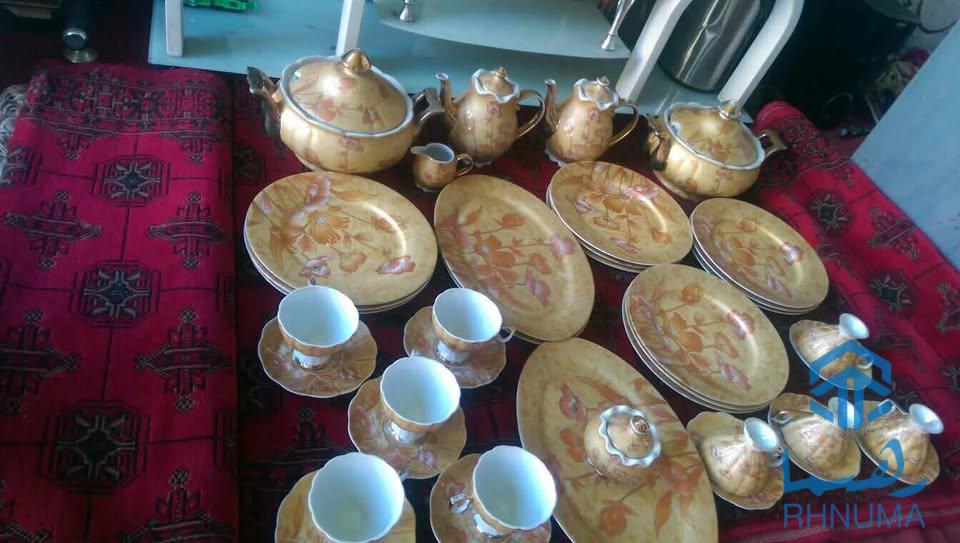 یک سیت ظرف چای و نان خوری بدون شکستگی
