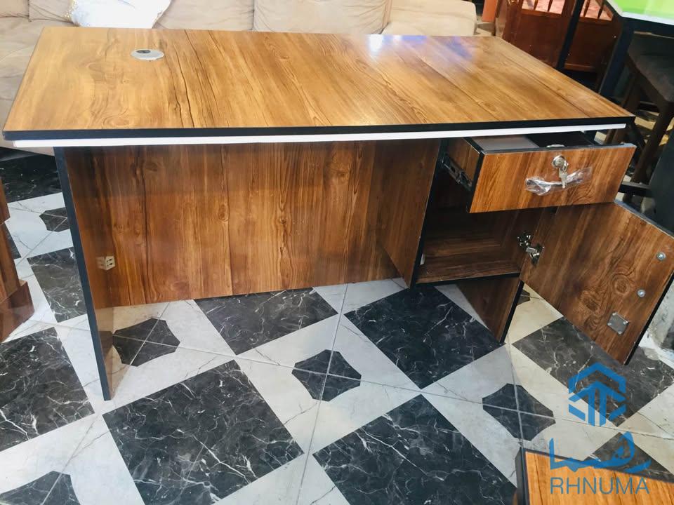 یک میز دفتر ی