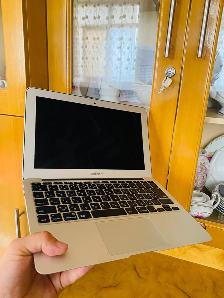 فروش یک عدد لبتاپ اپل MacBook Air  آمریکایی به قیمت