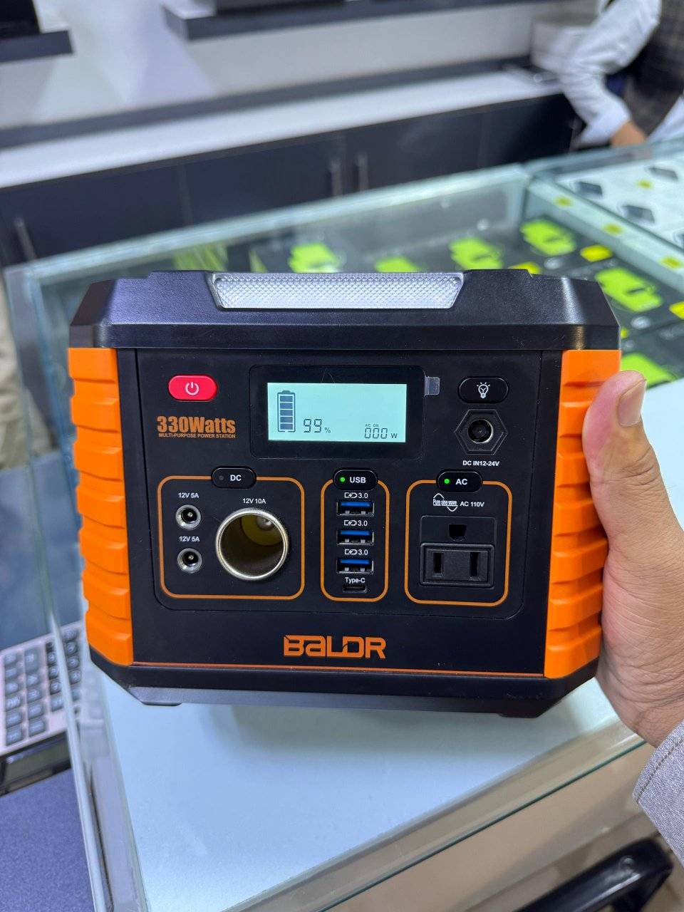 پاور بانک یا هم پاورستیَشن  که دارای 82500MAH میباشد
