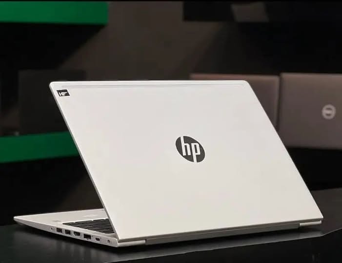 هترین لپ‌تاپ برند HP، مناسب برای استفاده‌ٔ کار IT، محصلین کمپیوتر ساینس و برنامه‌نویسی.