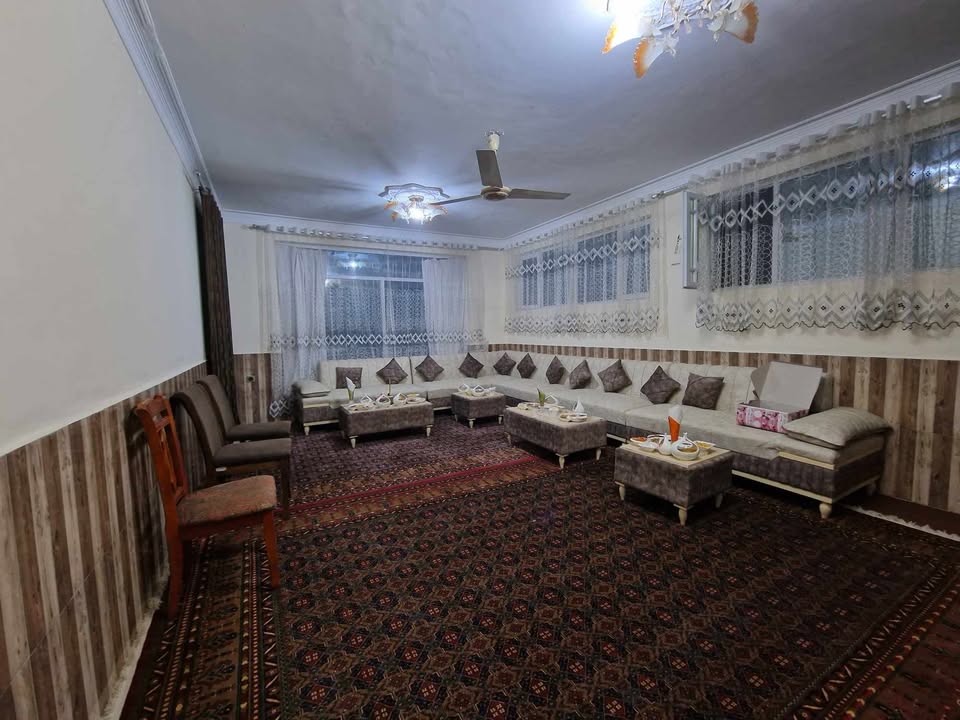 فروش عاجل کوچ ۱۲ نفری ال شکل کاملا جدید با بالشت و میز های آن