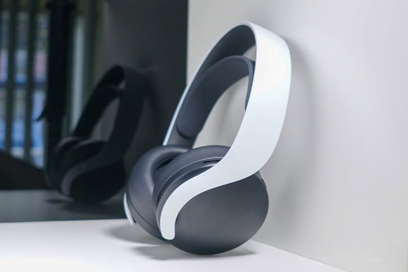 هیدست Sony Pulse 3D با طراحی مدرن و صدای فراگیر، تجربه‌ای بی‌نظیر از بازی را فراهم می‌کند.