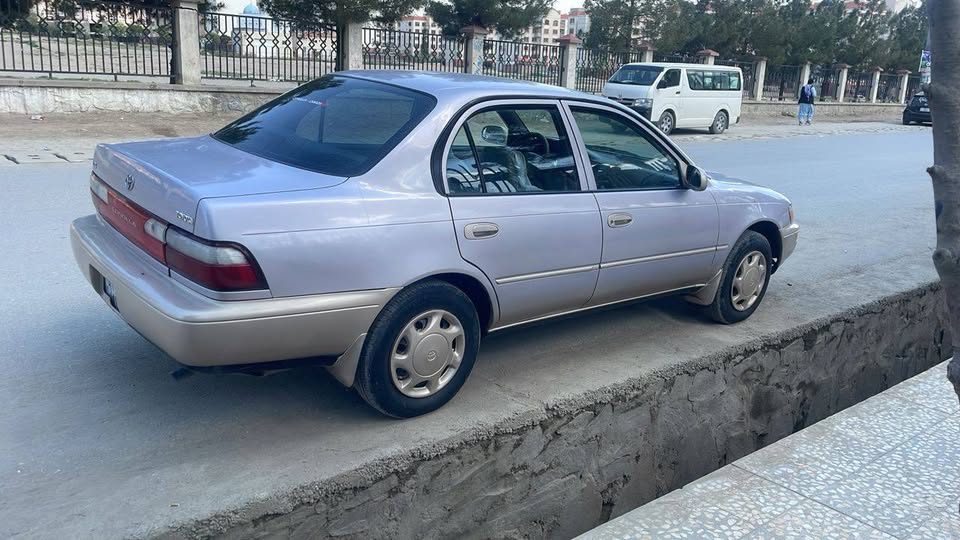 یک عراده موتر کرولای کانادایی